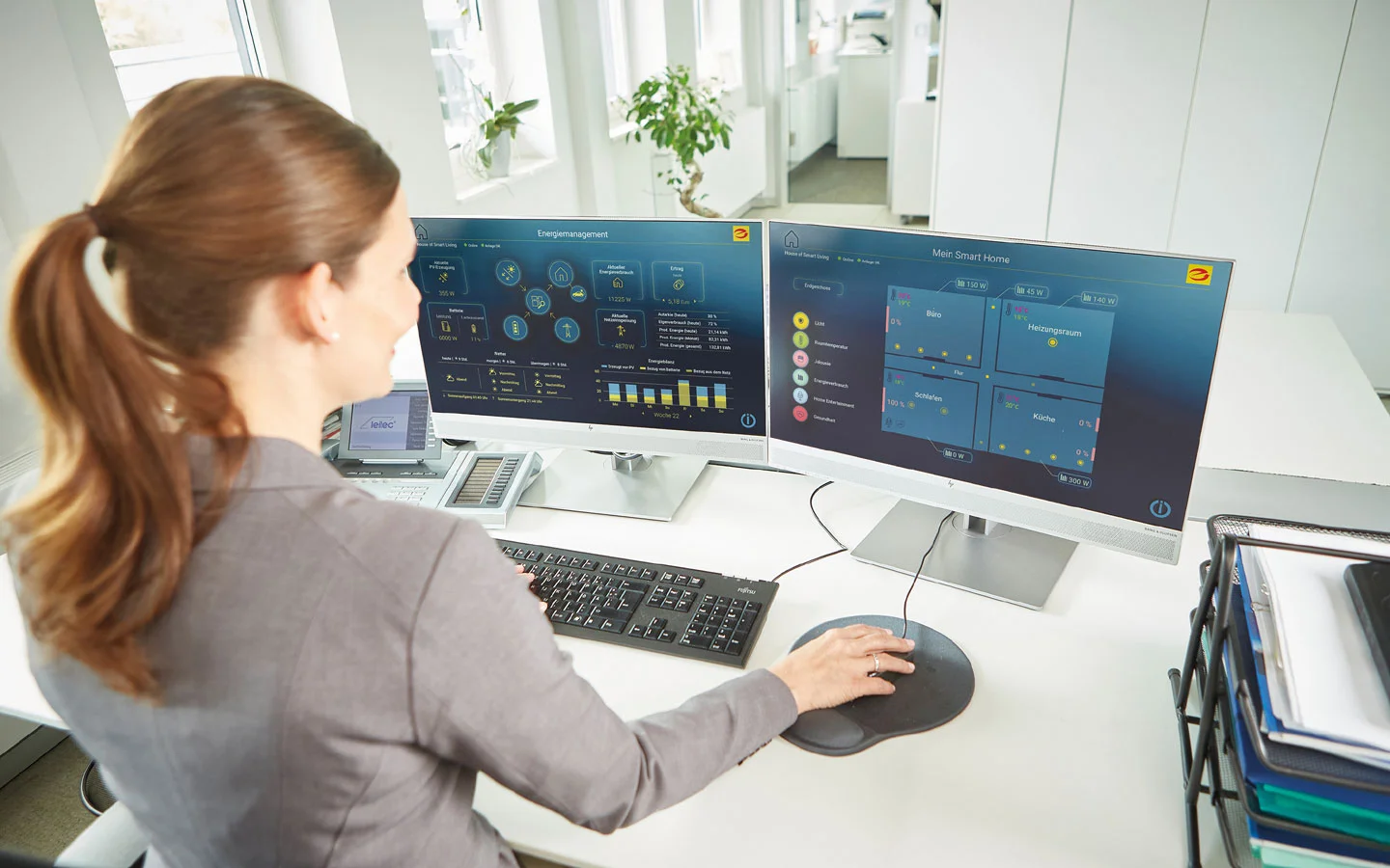 E-CHECK IT - Mitarbeiterin überprüft an Monitoren die IT-Systeme &middot; Elektro Busch GmbH