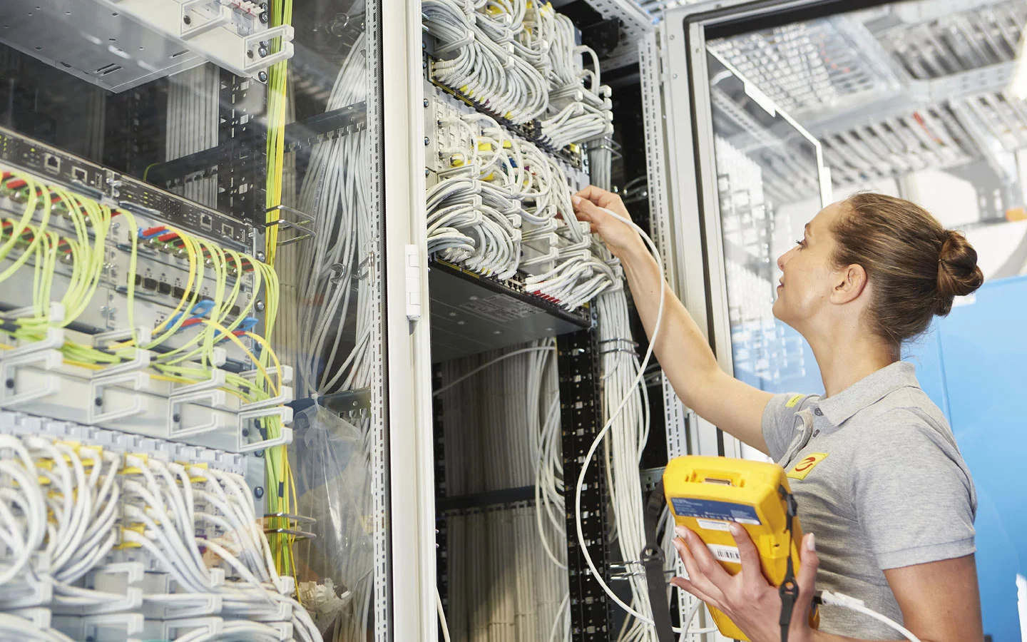 E-CHECK IT - Mitarbeiterin überprüft die Server-Installation mit einem Meßgerät &middot; Elektro Busch GmbH