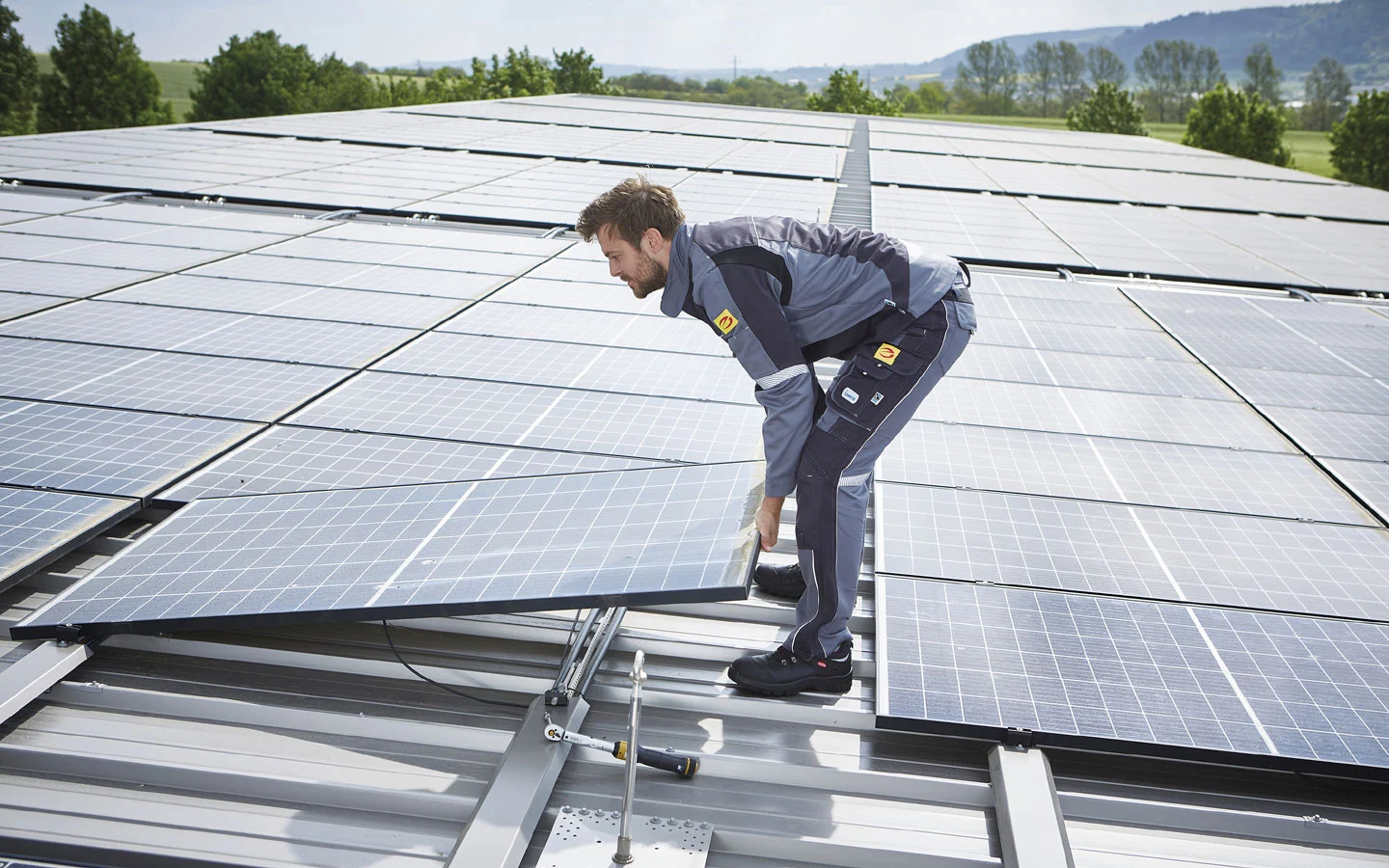 E-CHECK PV - Mitarbeiter installiert Solarzellen auf dem Dach &middot; Elektro Busch GmbH