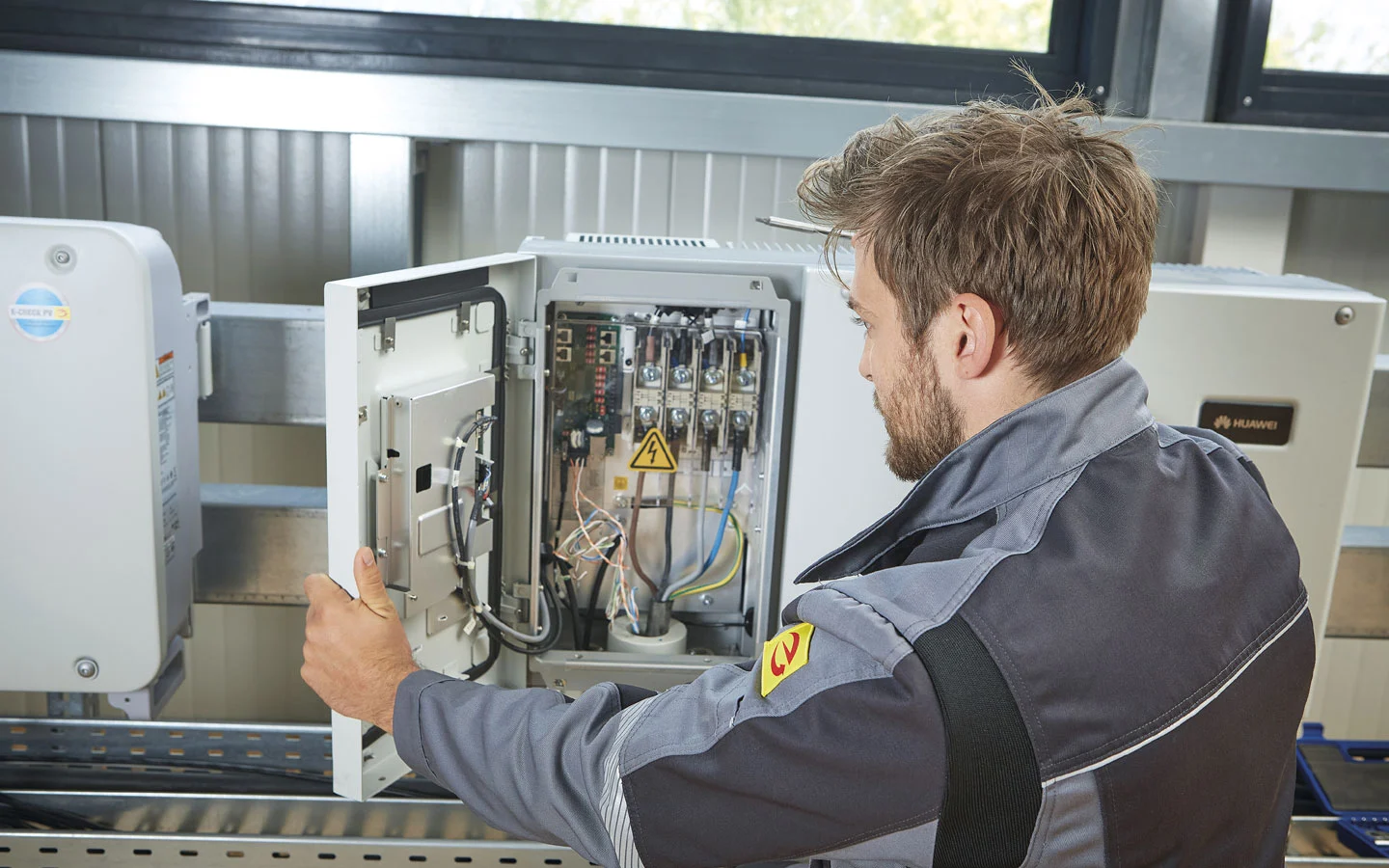 E-CHECK PV - Mitarbeiter überprüft den Wechselrichter &middot; Elektro Busch GmbH