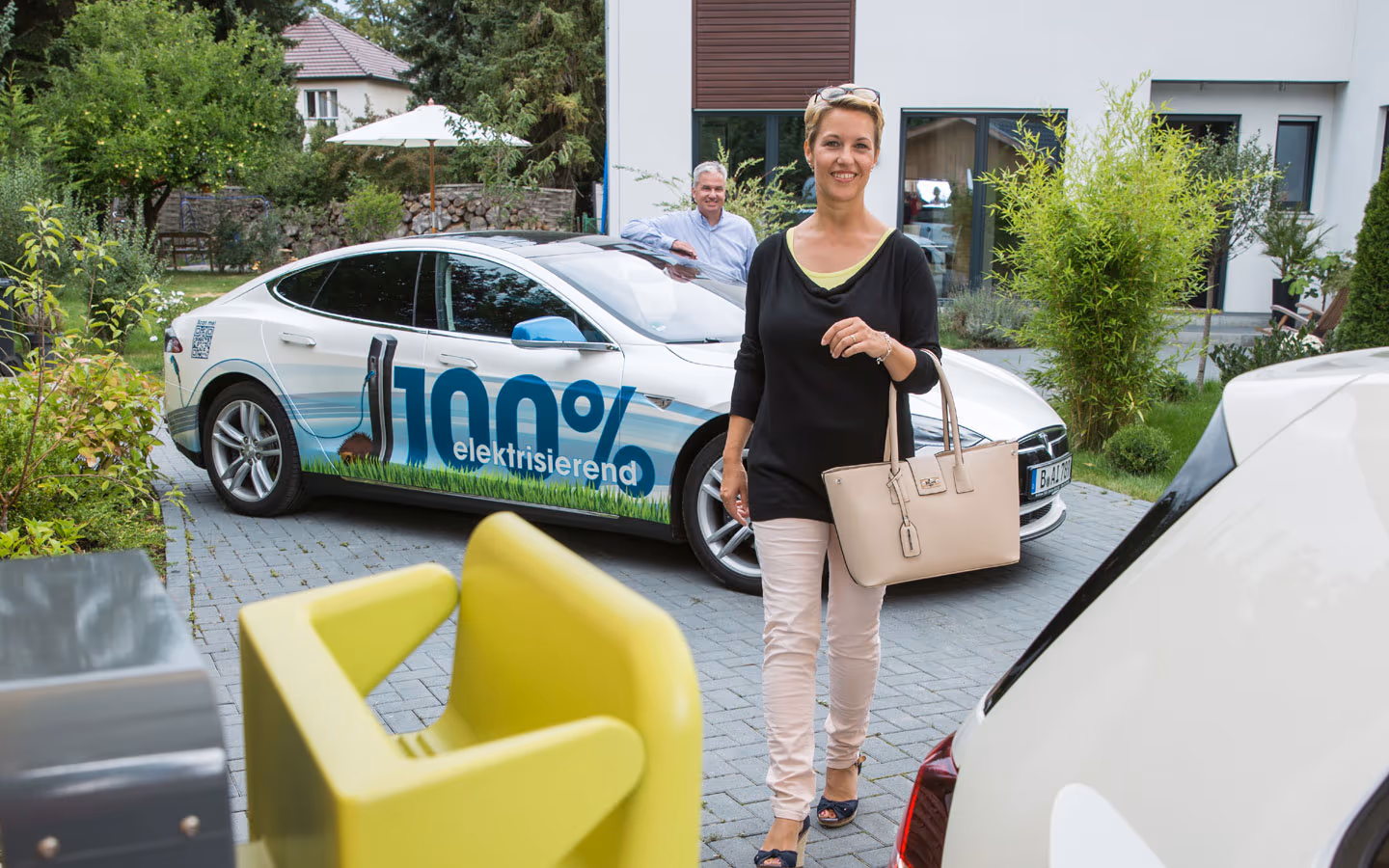 E-Mobilität - Kundin vor Elektrofahrzeugen 100% elektrisierend &middot; Elektro Busch GmbH